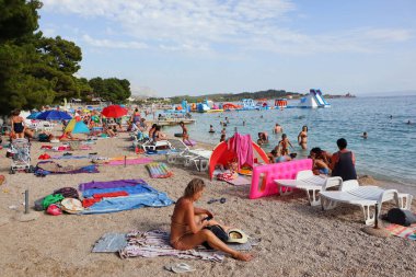 Makarska, Hırvatistan, 15.07.2021. Turistler Makarska plajının tadını çıkarıyor