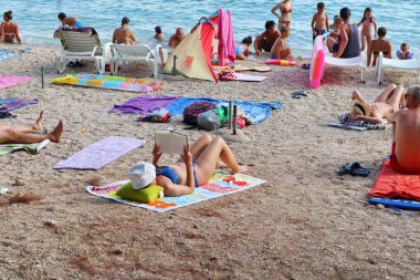 Makarska, Hırvatistan, 15.07.2021. Turistler Makarska plajının tadını çıkarıyor