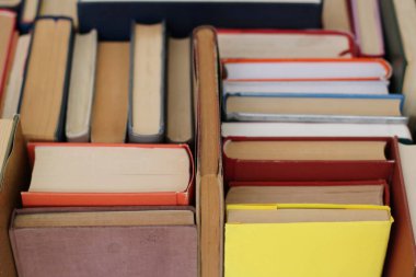 Kitaplar kütüphanede masanın üstünde.