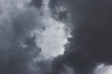 Beyaz bulutlu karanlık gökyüzü