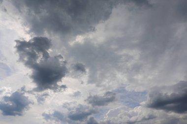 Beyaz bulutlu karanlık gökyüzü