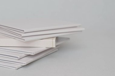 Beyaz arkaplan üzerine kitap yığını