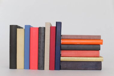 Beyaz arkaplan üzerine kitap yığını