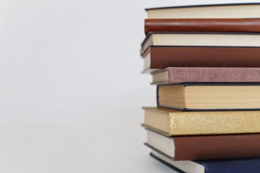 Beyaz arkaplan üzerine kitap yığını