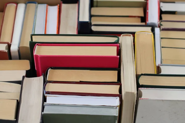 Libros Sobre Mesa Biblioteca —  Fotos de Stock