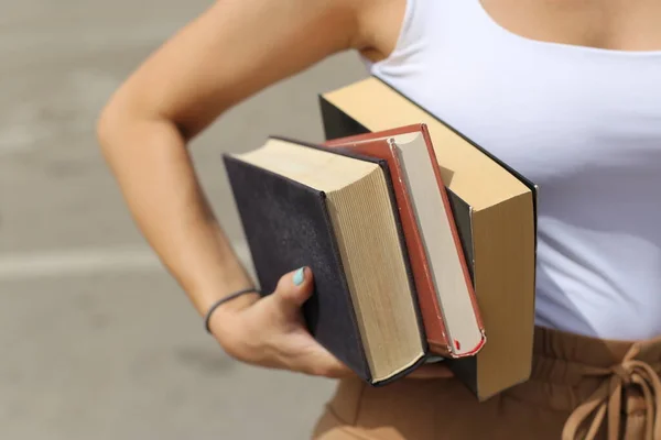 Studentka Nosí Knihy Pod Paží — Stock fotografie