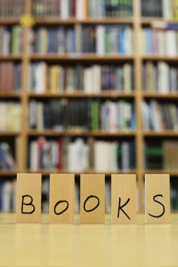 Kitap sözcüğü kütüphane masasında.