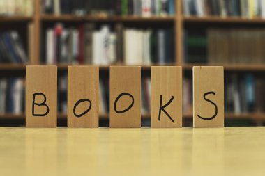 Kitap sözcüğü kütüphane masasında.