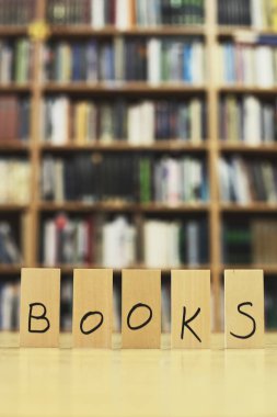 Kitap sözcüğü kütüphane masasında.