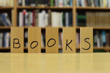 Kitap sözcüğü kütüphane masasında.