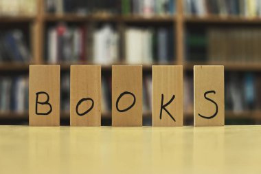 Kitap sözcüğü kütüphane masasında.