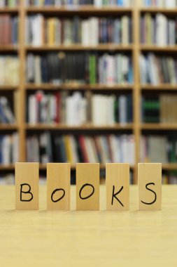 Kitap sözcüğü kütüphane masasında.