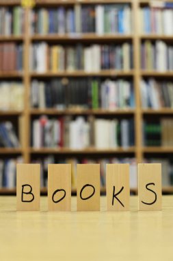 Kitap sözcüğü kütüphane masasında.