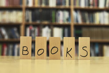 Kitap sözcüğü kütüphane masasında.