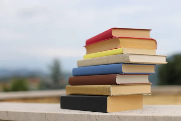 Bücherstapel Der Wand Vor Der Schule — Stockfoto