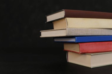  Siyah arkaplan üzerine kitap yığını