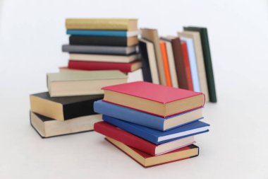Beyaz arkaplan üzerine kitap yığını