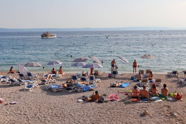 Makarska, Hırvatistan, 31 Temmuz 2021 Almanya, Polonya, Avusturya, Slovenya, Çek Cumhuriyeti ve Slovakya 'dan gelen turistler Hırvatistan' ın güneyinde tatil yapıyorlar