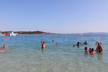 Makarska, Hırvatistan, 31 Temmuz 2021 Almanya, Polonya, Avusturya, Slovenya, Çek Cumhuriyeti ve Slovakya 'dan gelen turistler Hırvatistan' ın güneyinde tatil yapıyorlar