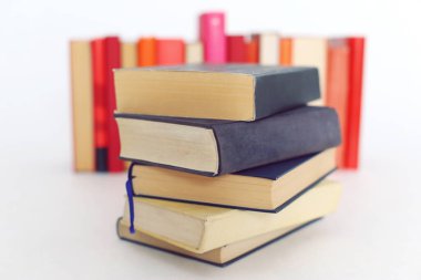 Beyaz arkaplan üzerine kitap yığını