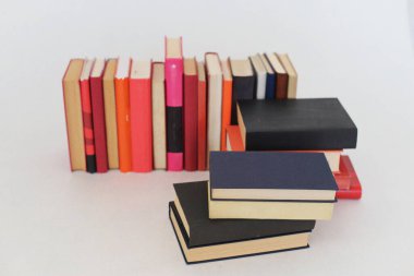 Beyaz arkaplan üzerine kitap yığını