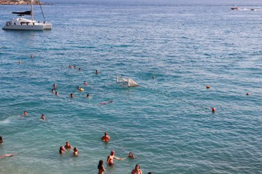 Makarska, Hırvatistan, 01.08.2021 Almanya, Polonya, Çek Cumhuriyeti, Slovakya, Avusturya ve Slovenya 'dan gelen turistler, Hırvatistan' ın güneyindeki plajlarda tatil yapıyorlar.
