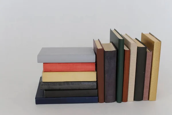 Montón Libros Sobre Fondo Blanco — Foto de Stock