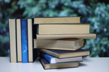 Yeşil arkaplan üzerine kitap yığını