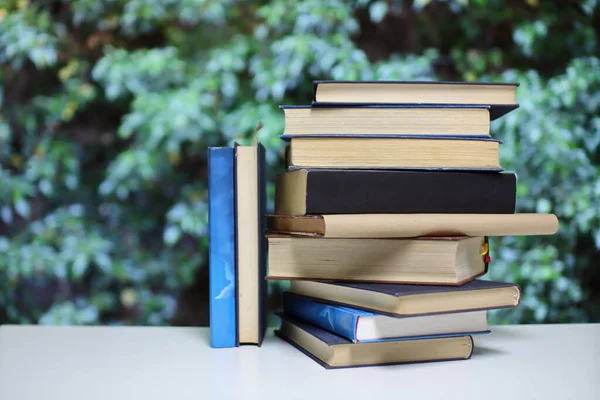 Montón Libros Sobre Fondo Verde — Foto de Stock