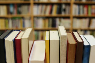 Kitaplar kütüphanede masanın üstünde.