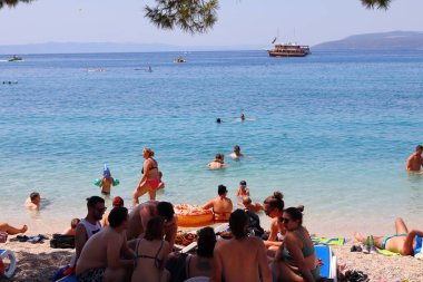 Makarska, Hırvatistan, 10 Ağustos 2021 Polonya, Almanya, Çek Cumhuriyeti, Macaristan, Slovakya, Avusturya, Slovenya ve İtalya 'dan gelen turistler, Hırvatistan' da bir yaz tatil beldesi olan Makarska 'da deniz ve güneşin keyfini çıkarıyorlar..