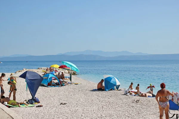 Podgora Croacia 2021 Los Turistas Disfrutan Playa Podgora Makarska Riviera — Foto de Stock