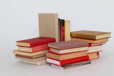 Beyaz arkaplan üzerine kitap yığını