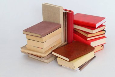 Beyaz arkaplan üzerine kitap yığını