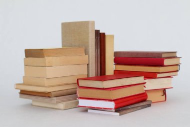 Beyaz arkaplan üzerine kitap yığını