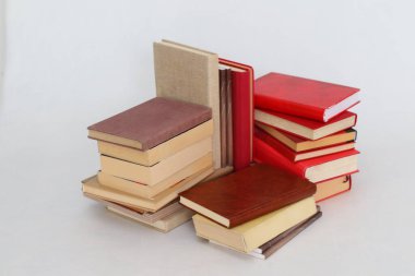 Beyaz arkaplan üzerine kitap yığını