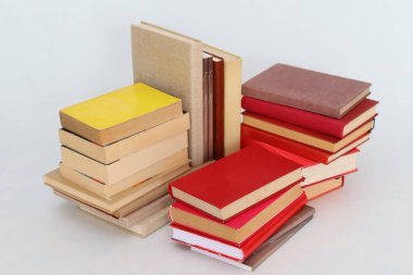 Beyaz arkaplan üzerine kitap yığını