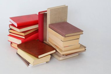 Beyaz arkaplan üzerine kitap yığını