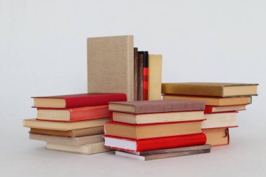 Beyaz arkaplan üzerine kitap yığını