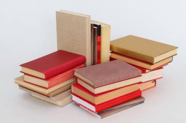Beyaz arkaplan üzerine kitap yığını