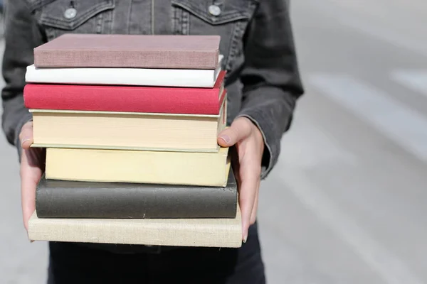 Libri Nelle Mani Una Giovane Ragazza — Foto Stock