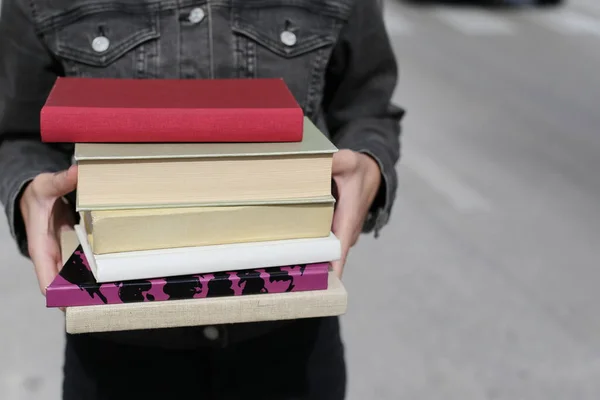 Libros Manos Una Joven —  Fotos de Stock