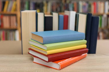 Kütüphanede kitap yığını