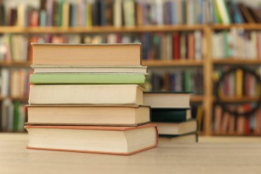 Kütüphanedeki ahşap masa üzerine kitaplar, eğitim kavramı.