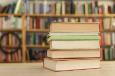 Kitaplar kütüphanede masanın üzerinde