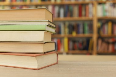 Kitaplar kütüphanenin önündeki masada.