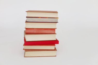 Beyaz arkaplan üzerine kitap yığını