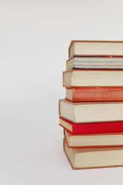 Beyaz arka plan üzerine bir yığın kitap. kopyalama alanı. yüksek kaliteli fotoğraf.