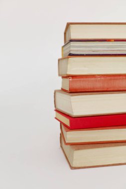 Beyaz arkaplanda bir yığın kitap