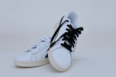 Herzogenaurachu, Almanya, 20.10.2025. Puma spor ayakkabıları, sportif, popüler, beyaz ve siyah, beyaz bağcıklı siyah spor ayakkabılar.